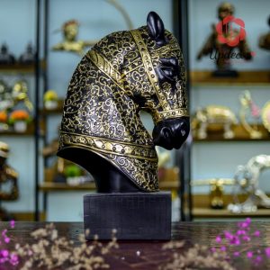 tượng đầu ngựa trang trí với hình dáng một con mã trên bàn cờ vua