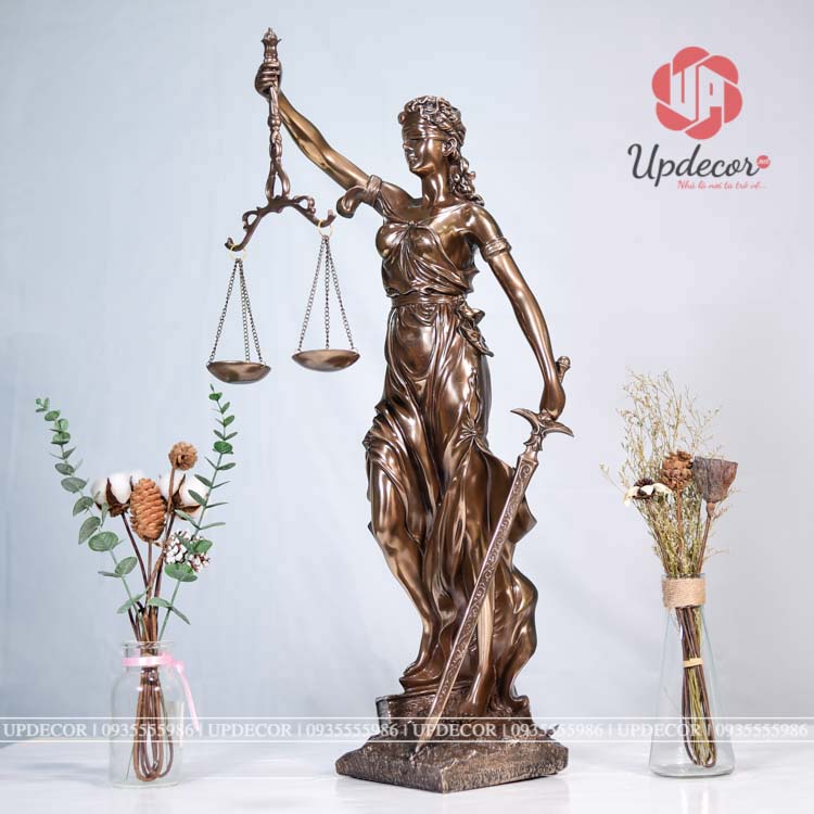 Tượng nữ thần công lý rất phù hợp làm sản phẩm trang trí nội thất văn phòng luật