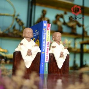 chặn sách đẹp tượng chú tiểu với hình ảnh vô cùng cuốn hút