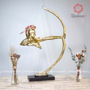 Đồ decor trang trí phòng khách chính là bức tượng thổ dân bắn cung đầy ấn tượng