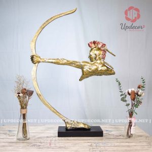 những bắp cơ tay sắn chắc và mái tóc có chút gì đó hoang dại, phóng khoáng.