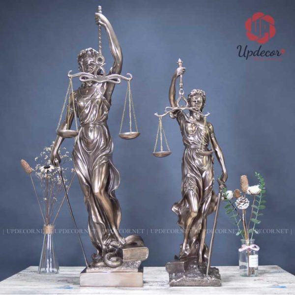 Hình ảnh hai bức tượng nữ thần công lý cao 92 Cm và cao 72 Cm đứng cạnh nhau