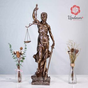 Tượng nữ thần Lady Justice ngày nay đó là sự kết hợp từ nữ thần Themis và thần Justitia