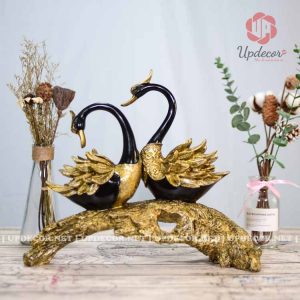 Tượng thiên nga trang trí có kích thước dài 38x33x16 cm rất phù hợp để trưng bày trên kệ tivi, tủ sách...