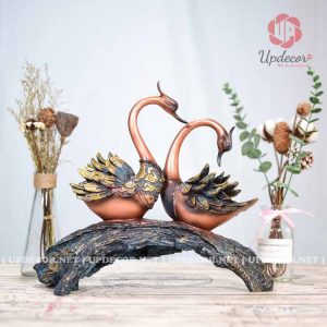 Tượng thiên nga trang trí là một vật phẩm biểu tượng cho tình yêu thời Hi Lạp cổ đại