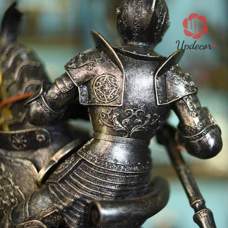 Tượng Trang Trí Nội Thất Chiến Binh La Mã UP12 Các chi tiết hoa văn trên chiến binh được làm rất tinh tế