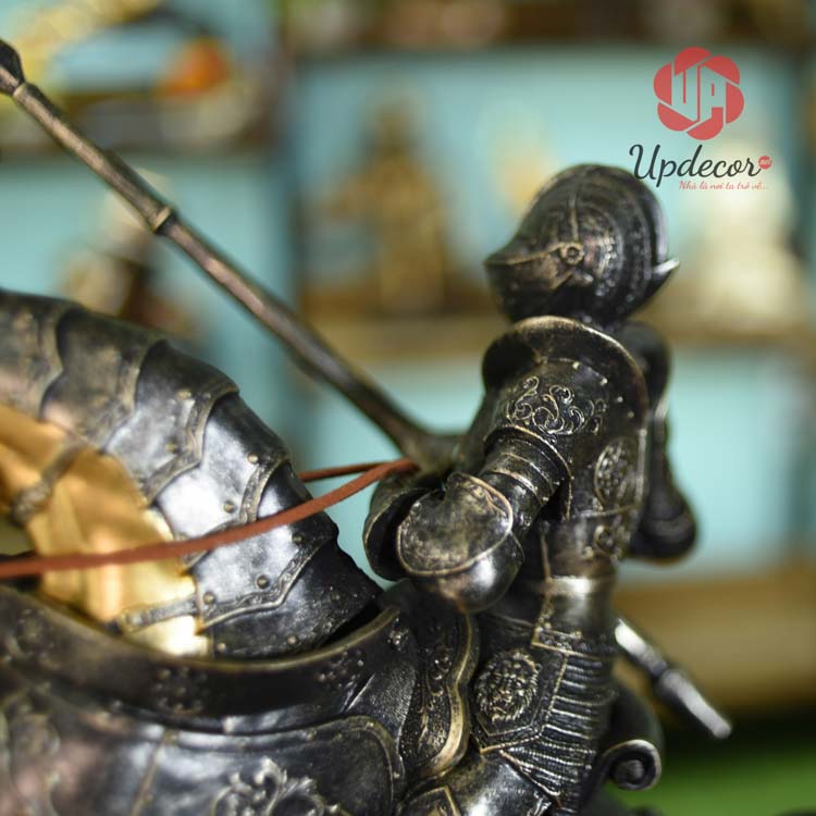 Tượng Trang Trí Nội Thất Chiến Binh La Mã UP12 Tay phải cầm kiếm, tay trái cầm dây cương của Chiến Binh