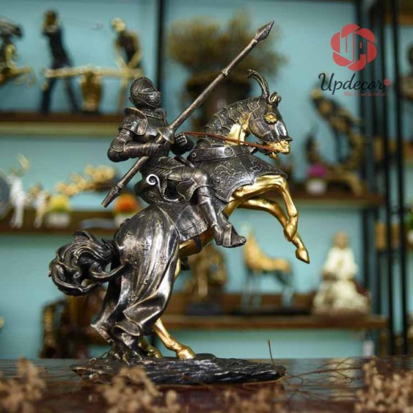 Tượng trang trí nội thất chính là chiến binh La Mã cưỡi ngựa sắt đầy oai hùng