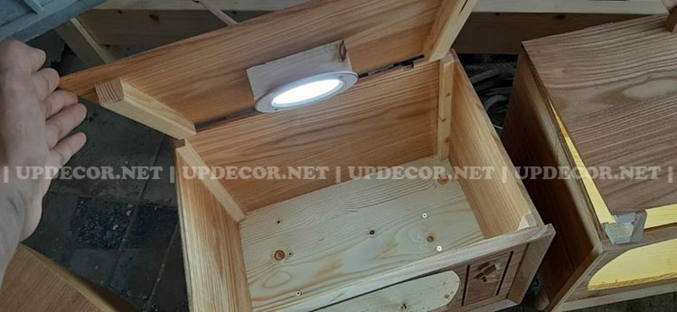 Phần nắp của bể cá mô hình tivi được trang bị đèn LED để rọi sáng cho bể cá