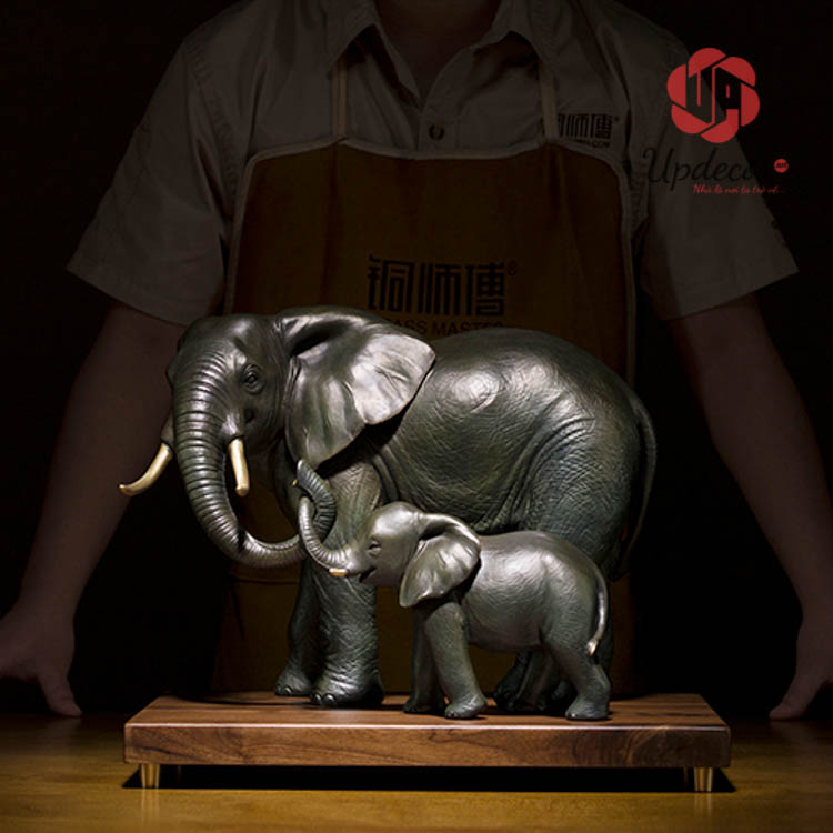 Tượng Voi Bố Con Trang Trí Bằng Đồng mã UP14 Các chi tiết trên sản phẩm được làm cực kỳ tinh xảo và cẩn thận