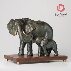 Hình ảnh hai bố con nhà voi quấn quýt với nhau rất tình cảm