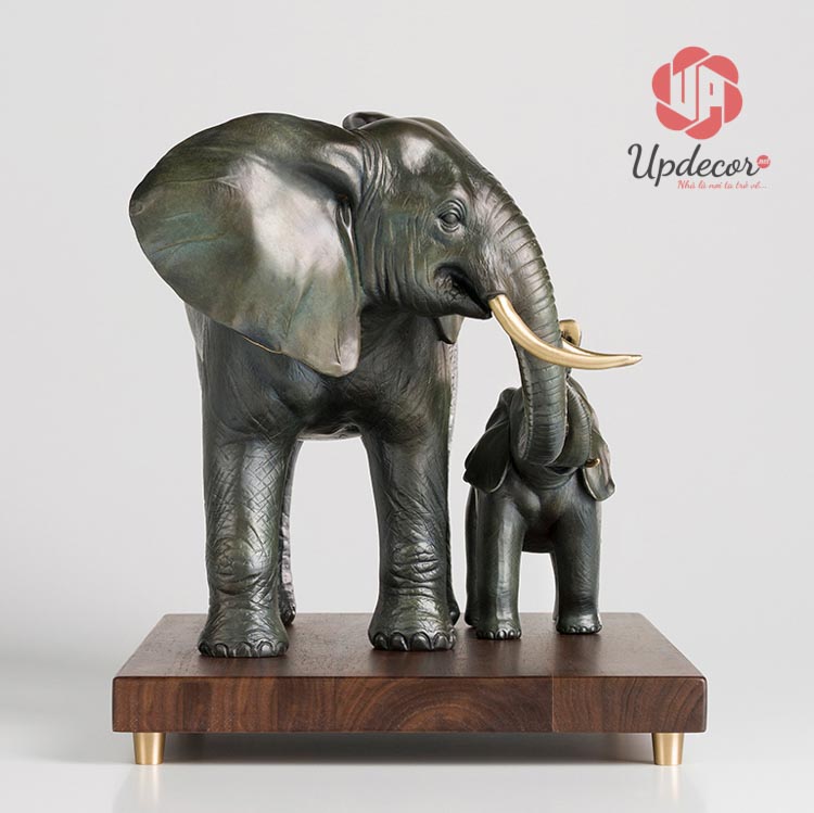 Tượng Voi Bố Con Trang Trí Bằng Đồng mã UP14 Góc nhìn trực diện vào cặp voi