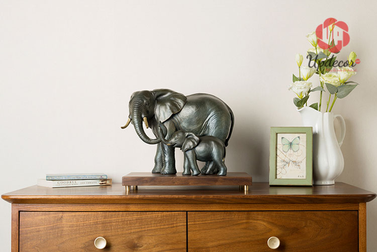 Tượng Voi Bố Con Trang Trí Bằng Đồng mã UP14 đặt voi phong thủy hướng ra phía cửa sẽ mang lại nhiều tài lộc cho gia chủ