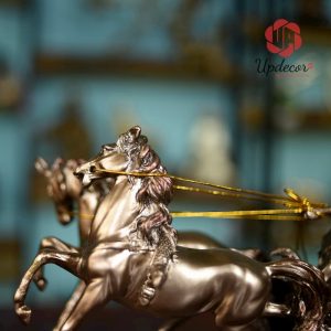 Hình ảnh hai chú ngựa đang phi nhanh cũng hiện lên đầy sống động