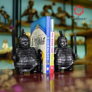 Đồ chặn sách giúp sắp sếp ngăn nắp những cuốn sách trên bàn làm việc