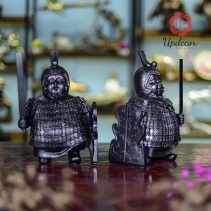 Hình ảnh hai chú lính mập béo ú cầm sách cực kỳ đáng yêu