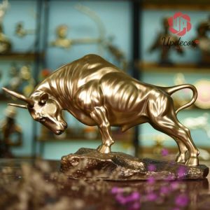 Tượng bò tót được làm từ chất liệu composite bền bỉ