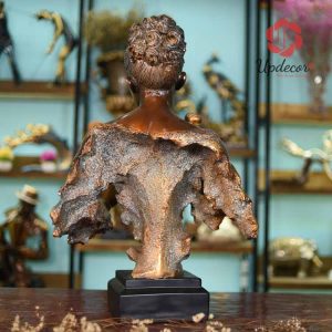 Hình ảnh phía sau tượng nữ ca sĩ solo