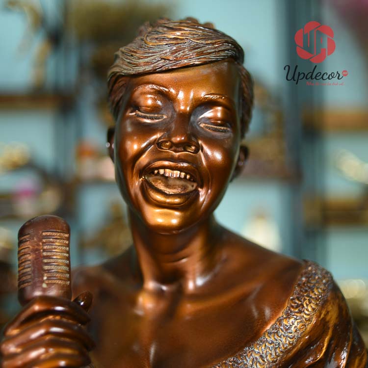 Tượng Trang Trí Nữ Ca Sĩ Solo mã UP100 Hình ảnh chi tiết gương mặt của nữ ca sĩ rất biểu cảm