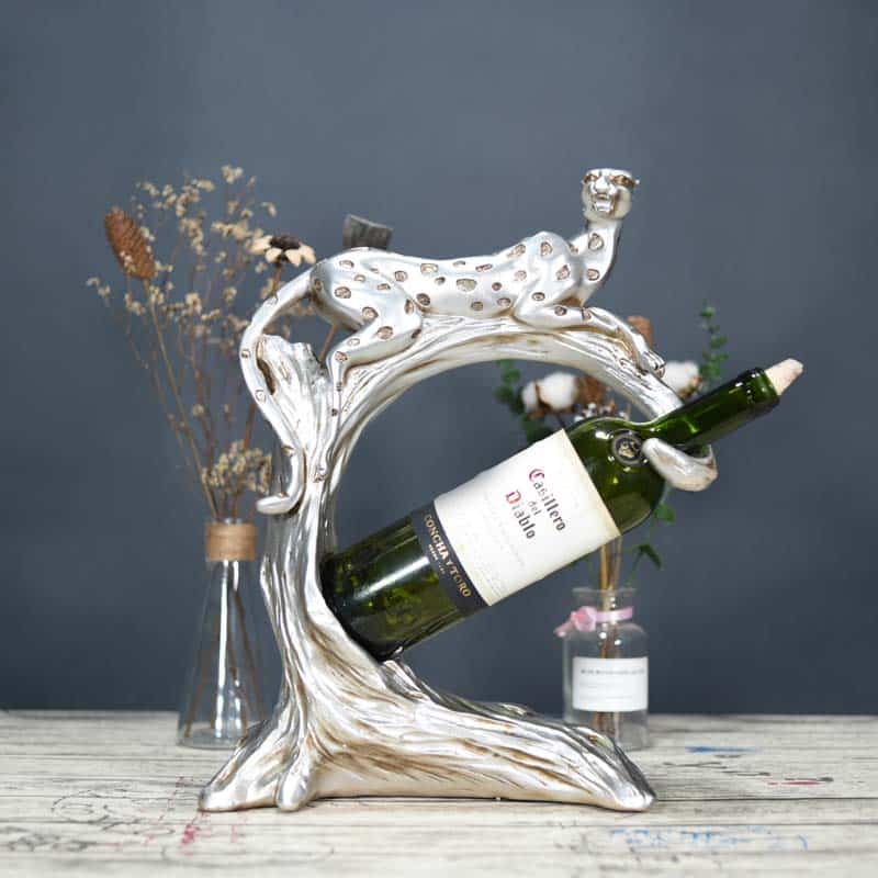 Giá Để Rượu Vang Đẹp Độc Đáo Hình Báo Đốm UP57 Giá để rượu vang báo đốm không chỉ là phụ kiện trang trí mà còn thể hiện đẳng cấp và gu thẩm mỹ tinh tế