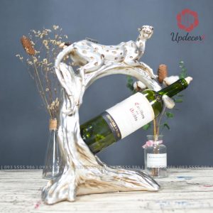 Kích thước cao 42 cm, rộng 33 cm, dầy 11 cm rất phù hợp để trang trí kệ rượu, tủ rượu thêm đặc sắc