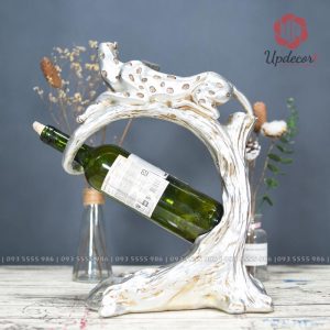 Chai rượu vang được thiết kế đặt chéo rất nghệ thuật và sống động