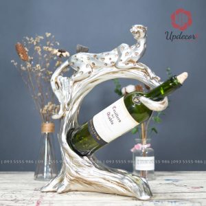 Màu bạc rất phù hợp để trưng bày ở trên tủ rượu với gam màu tối, màu trầm