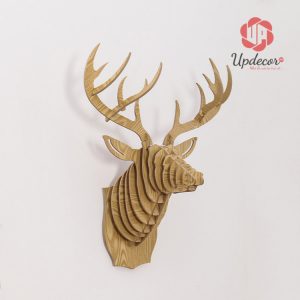 Đầu hươu treo tường với mầu vàng ấn tượng