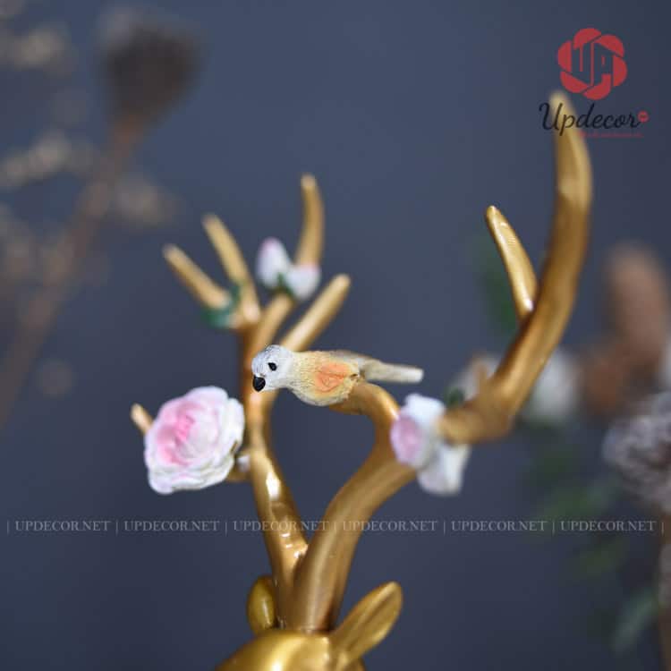 Tượng Trang Trí Decor Cặp Hươu Tài Lộc UP114 Hình ảnh chú chim đậu trên bộ sừng được trang trí hoa mai nở gợi cho chúng ta về khoản khắc của mùa xuân đang về