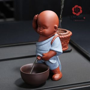 Hình ảnh tượng em bé đứng tè thể hiện sự ngây thơ hồn nhiên của con trẻ