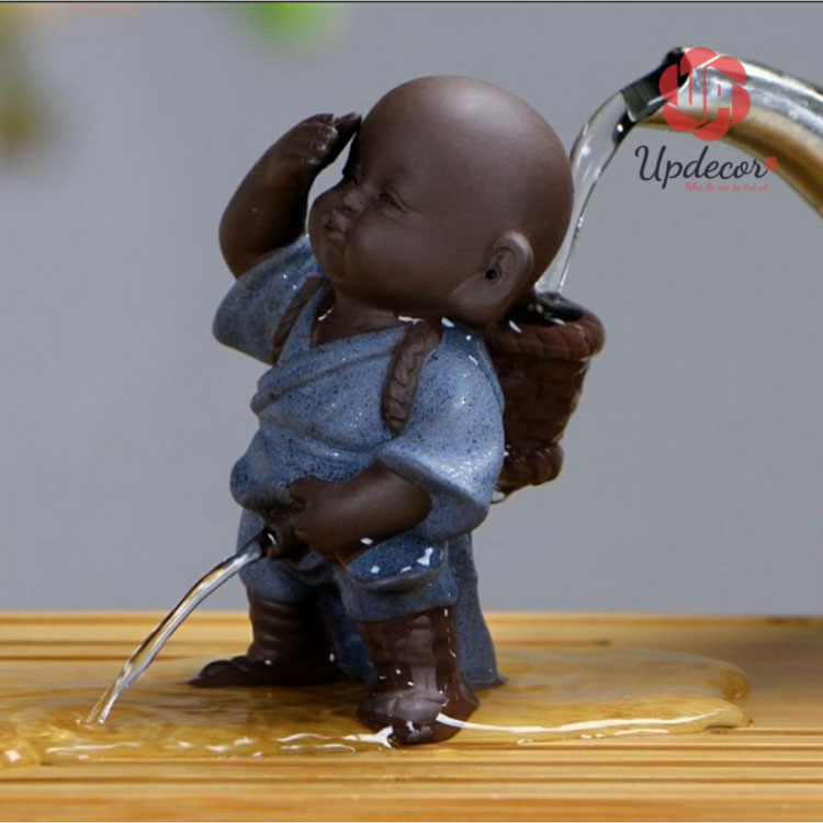 Tượng Em Bé Đứng Tiểu Trang Trí UP112 Chú tiểu cao 9,5 Cm với màu đất nung sang trọng