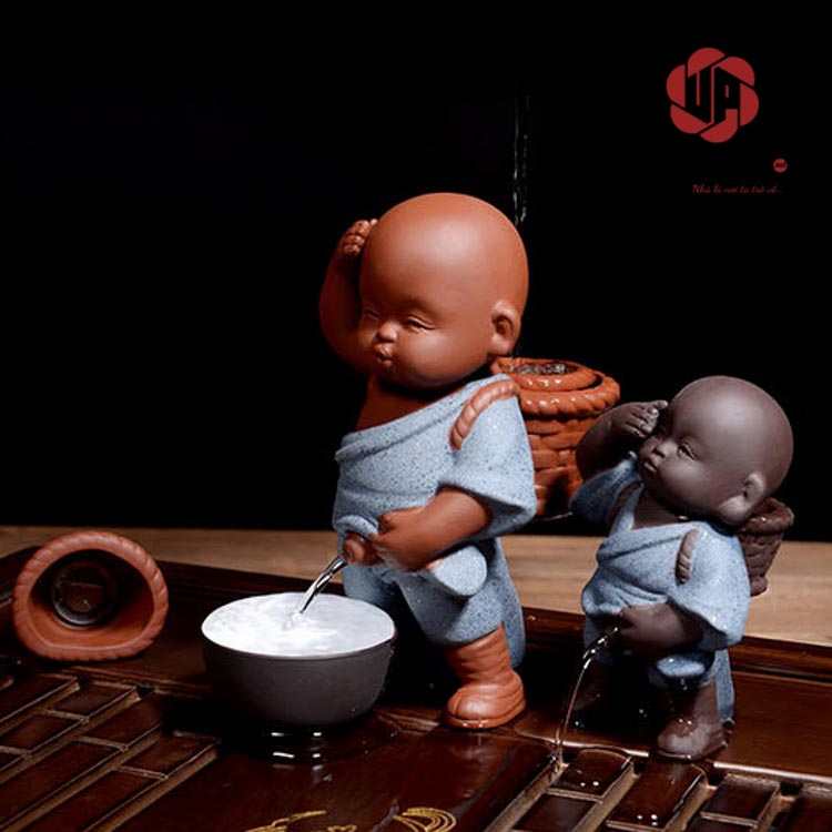 Tượng Em Bé Đứng Tiểu Trang Trí UP112 Sản phẩm rất phù hợp để trang trí bàn trà với hai kích thước cao 9,5 Cm và 13,5 Cm