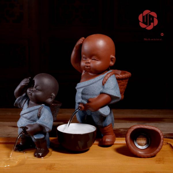 Tượng em bé đứng tè với gương mặt bụ bẫm và dễ thương