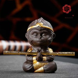 Tượng gốm tôn ngộ không mặc giáp vàng đang chắp tay