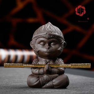 Tượng gốm tôn ngộ không màu đất đang chắp tay
