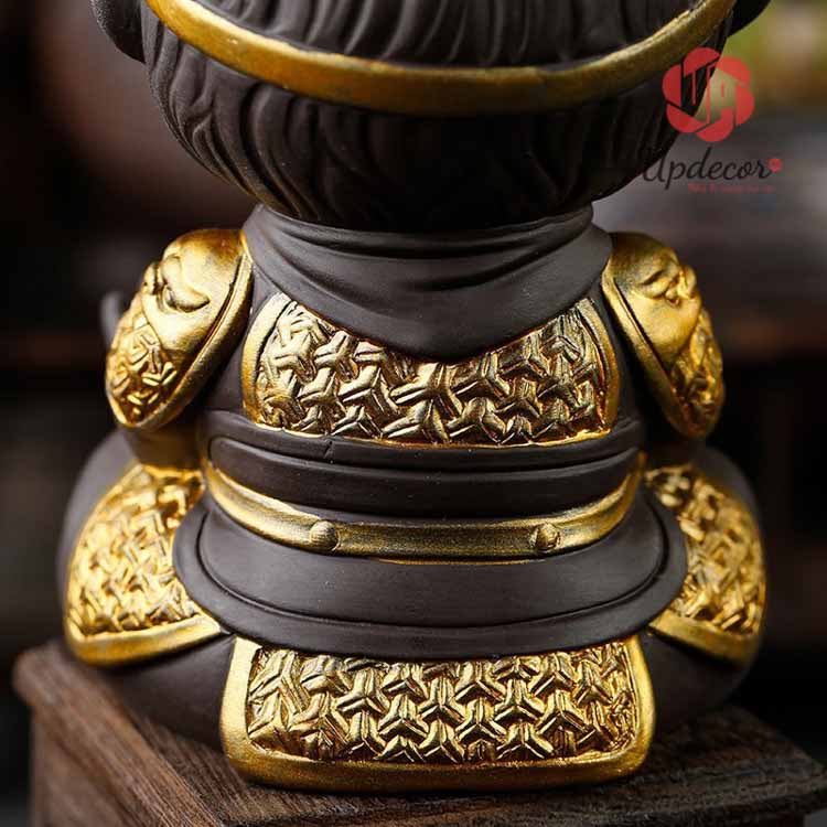 Tượng Tôn Ngộ Không Thủy Sinh Ngồi Thiền Mini UP113 Chi tiết phía sau của tượng tôn ngộ không với bộ áo giáp rất ngầu