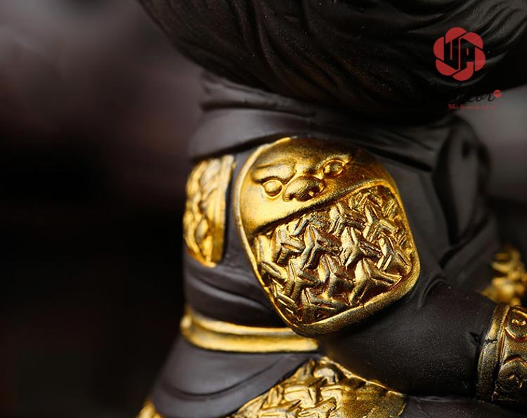 Tượng Tôn Ngộ Không Thủy Sinh Ngồi Thiền Mini UP113 Với thân hình màu đất nung thì bộ áo giáp vàng trông rất nổi bật