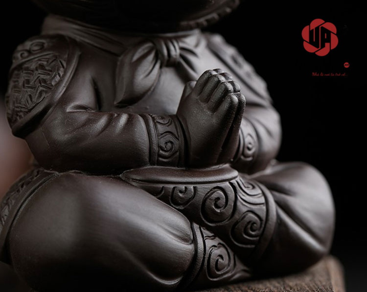 Tượng Tôn Ngộ Không Thủy Sinh Ngồi Thiền Mini UP113 Với màu sắc đất nung đơn giản nhưng không đơn điệu