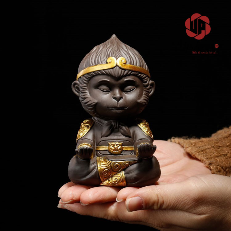 Tượng Tôn Ngộ Không Thủy Sinh Ngồi Thiền Mini UP113 Kích thước sản phẩm mini, ngang với một bàn tay người lớn