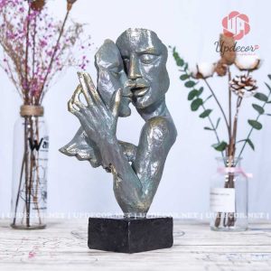 Bức tượng trang trí thể hiện cặp đôi đang đắm chìm trong tình yêu rất lạng mạn