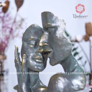 Dường như cả hai đang nhắm mắt lại để thưởng thức hương vị của tình yêu