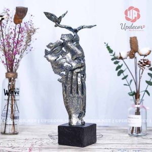 Tượng mặt người suy tư được làm từ hỗn hợp đá composite siêu bền với thời gian