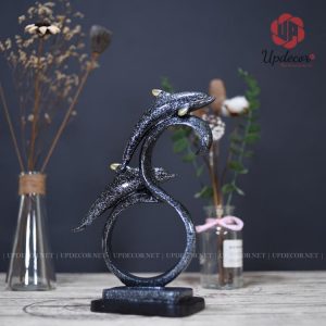 Tượng cá heo được làm từ hỗn hợp bột đá và chất kết dính cho độ bền vĩnh viễn