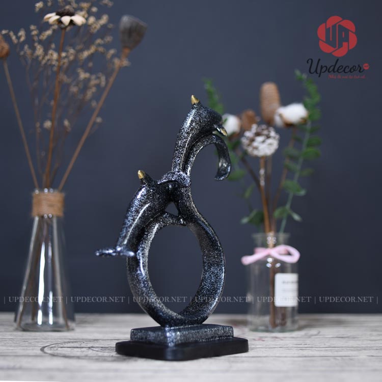 Tượng Cá Heo Trang Trí Kệ Sách Mã UP118 Tượng cao 27 Cm và rộng 20 Cm dùng để làm đồ trang trí kệ sách, kệ tivi phòng khách