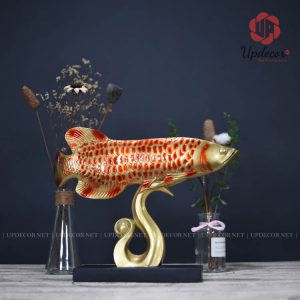 Tượng cá rồng phong thủy đang thong rong cưỡi trên một ngọn sóng rất sinh động