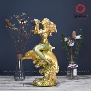 Tượng nàng tiên cá với gam màu vàng ấn tượng sẽ thu hút nhiều người chú ý