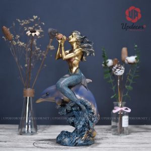 Tượng nàng tiên cá với kích thước cao 40 cm x 23 cm x 13 cm rất phù hợp để trang trí bàn làm việc, kệ tivi phòng khách