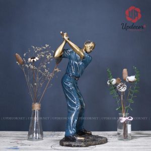 Bức tượng golf thủ với gam màu xanh cổ vịt sang trọng và ấn tượng
