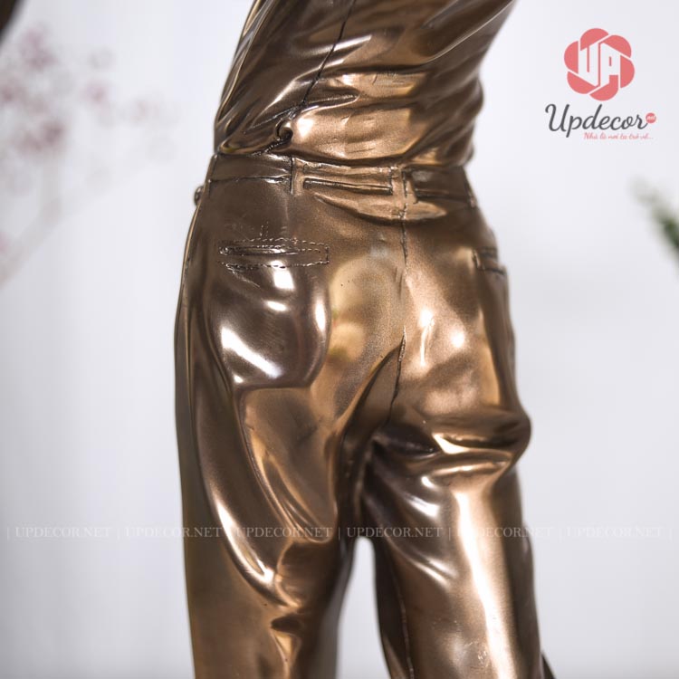 Tượng Trang Trí Phòng Khách Đánh Golf Cao Cấp Mã UP153 Góc nhìn phía sau của bức tượng để quý khách xem kỹ sản phẩm