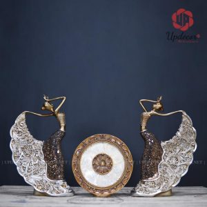 Bộ tượng thiết kế rất ấn tượng và cân xứng với bộ 3 sản phẩm: hai cô gái hai bên và 1 chiếc đĩa ở giữa